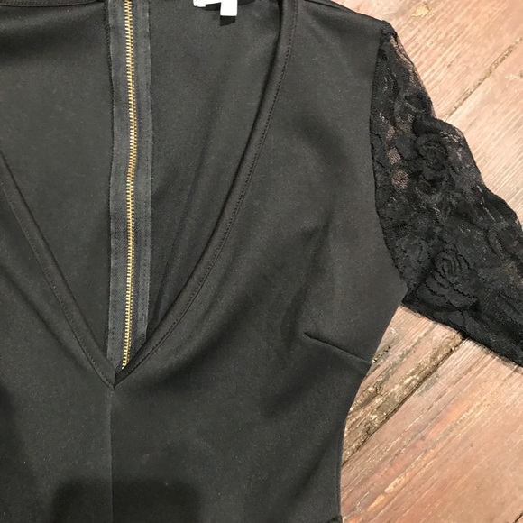 Black plunge neck romper with lace sleeves - Picture 3 of 4